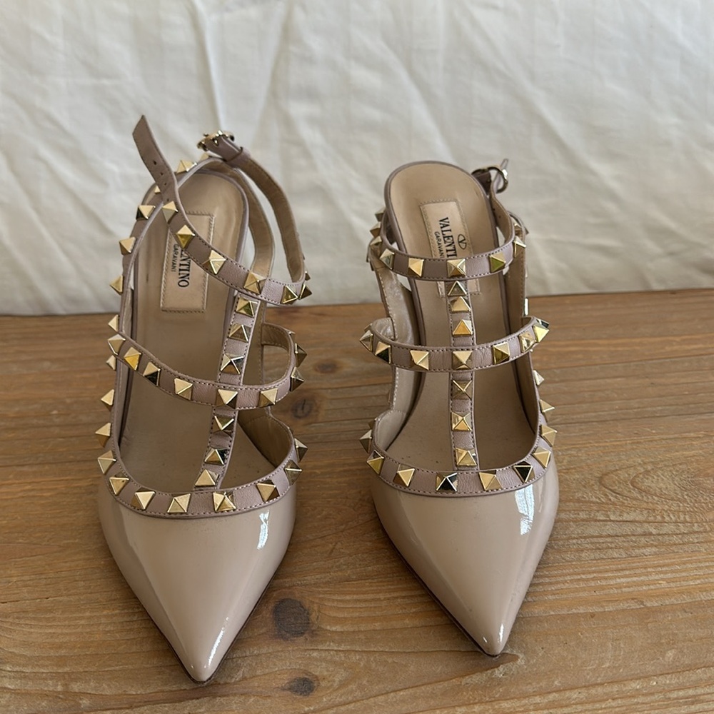 Valentino Garavani Rockstud Heels Poudre